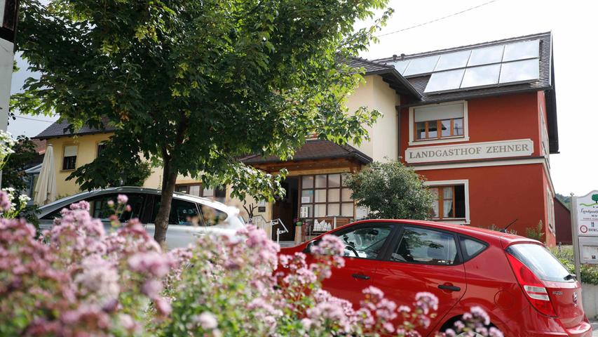 Viele Blumen zieren den Landgasthof. Mutter Hiltrud kümmert sich nicht nur um die Küche, sondern auch um die Pflanzen. Viele Blumen zieren den Landgasthof. Mutter Hiltrud kümmert sich nicht nur um die Küche, sondern auch um die Pflanzen.