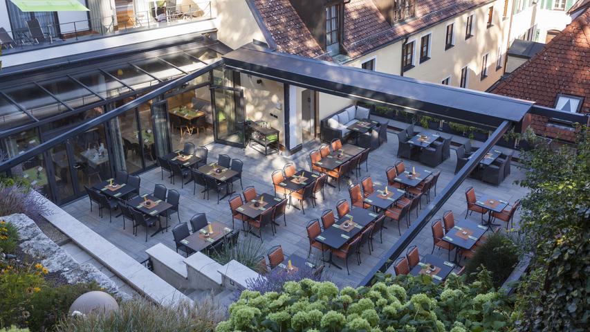 "Genießen unter freiem Himmel und doch auf Wolke sieben schweben", das verspricht der Hotel-Gasthof zur Sonne in Pappenheim im Altmühltal. Küchenchef Sven-Wolfgang Glück zaubert sämtliche kulinarische Raffinessen auf die Teller - von Forellen aus Heidenheimer Gewässern, Rinderbäckchen bis hin zum "Glücks"-Burger