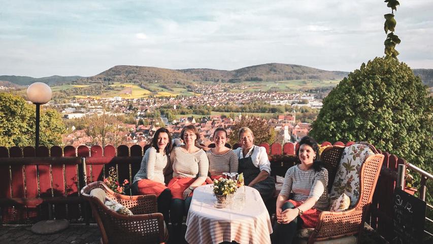 Dinieren mit herrlichem Ausblick auf die historische Stadt Hersbruck und das Pegnitzal - das ist bei dem auf Platz 20 eingetrudelten Biergarten geboten. Auf dem Hersbrucker Hausberg und dem gleichnamigen Restaurant Michelsberg hat man sich auf deutsche und französische Küche spezialisiert. Geöffnet ist Mittwoch bis Freitag ab 17 Uhr und Samstag und Sonntag ab 11 Uhr. Montag und Dienstag ist Ruhetag.