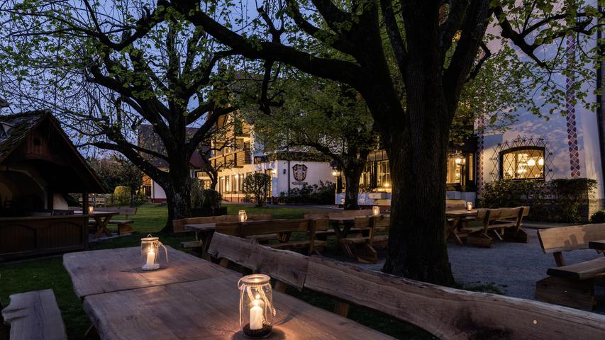 Am Rande der fränkischen Schweiz, nämlich am Hubmersberg in Pommelsbrunn lädt der Lindenhof zu einem gemütlichen Päuschen ein. Im 400 Quadratmeter großen Lindengarten lässt sich die fränkische Brotzeit oder auch ein Wiener Rostbraten besonders gut genießen. Geöffnet ist täglich von 11.30 Uhr bis 22 Uhr. Warme Küche gibt es jeweils von 11.30 - 14 Uhr und 17.30 - 21 Uhr, Snacks, Getränke, Kaffee und Kuchen gibt es durchgehend - auch zum Mitnehmen.    