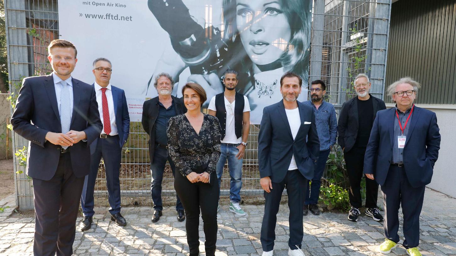 Freuen sich riesig, dass das Festival endlich wieder stattfinden kann: Ayten Akyildz (vorn, Mitte) und Adil Kaya (hinten, li.) von der Festivalleitung, OB Marcus König, der Schauspieler Tim Seyfi und Michael Bader, Leiter des KunstKulturQuartiers (vorn, von li.) sowie der Präsident der Spielfilm-Jury Tevfil Baser, Mit-Juror Luk Piyes sowie der "Anons"-Regisseur Mahmut Fazil Coskun und sein Produzent Bulut Reyhanoglu (hinten, v. li.) vor dem Festivalplakat im Garten des Gemeinschaftshauses. Freuen sich riesig, dass das Festival endlich wieder stattfinden kann: Ayten Akyildz (vorn, Mitte) und Adil Kaya (hinten, li.) von der Festivalleitung, OB Marcus König, der Schauspieler Tim Seyfi und Michael Bader, Leiter des KunstKulturQuartiers (vorn, von li.) sowie der Präsident der Spielfilm-Jury Tevfil Baser, Mit-Juror Luk Piyes sowie der "Anons"-Regisseur Mahmut Fazil Coskun und sein Produzent Bulut Reyhanoglu (hinten, v. li.) vor dem Festivalplakat im Garten des Gemeinschaftshauses.