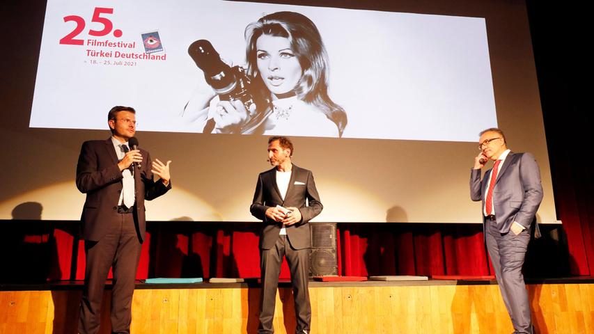Eröffnung im großen Saal des Gemeinschaftshauses unter dem Plakat von Ehrenpreisträgerin Senta Berger: Oberbürgermeister Marcus König, Moderator Tim Seyfi und Festivaldirektor Adil Kaya (von links). Eröffnung im großen Saal des Gemeinschaftshauses unter dem Plakat von Ehrenpreisträgerin Senta Berger: Oberbürgermeister Marcus König, Moderator Tim Seyfi und Festivaldirektor Adil Kaya (von links).