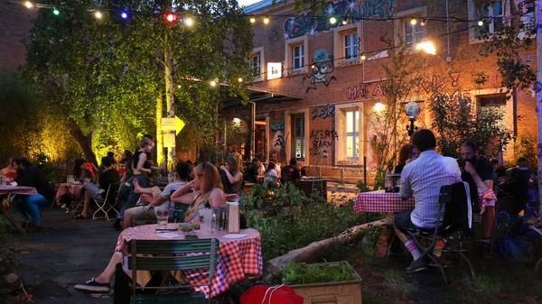 Der Biergarten des Z-Bau im Süden Nürnbergs ist nun auch in die Saison gestartet. Gäste erwartet ein vielfältiges Musikprogramm, eine breite Auswahl an Getränken und eine wechselnde Speisekarte inklusive veganer Optionen. Spiele und Tischtennisplatten gibt es auch. Bis Oktober ist der Biergarten immer Mittwoch bis Freitag ab 17 Uhr und Samstag ab 14 Uhr geöffnet.