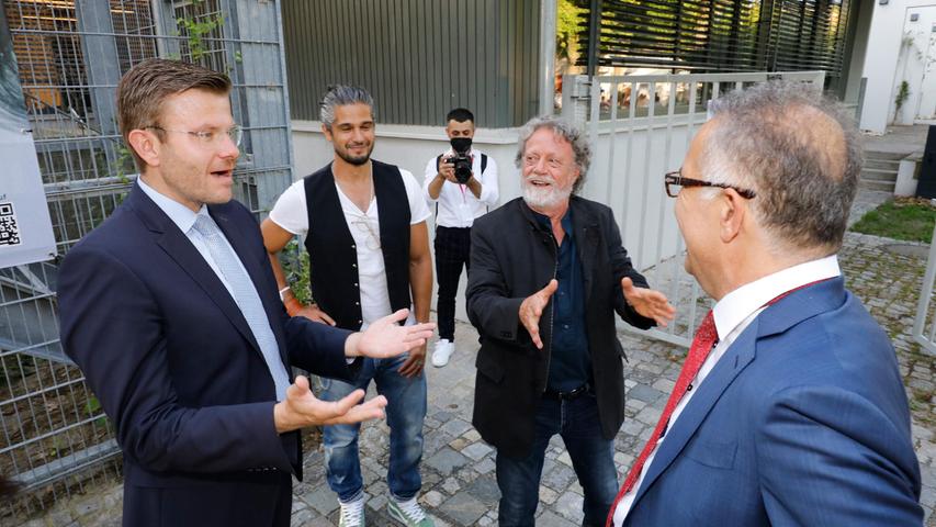 Entspannte Atmosphäre beim lockeren Plausch im Garten: OB König, Festivalleiter Kaya und Tevfik Baser (Mitte). Der vielfach ausgezeichnete, international renommierte Regisseur ist in diesem Jahr Präsident der Spielfilm-Jury.