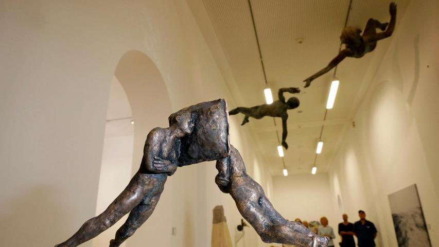Paarbegegnungen: "Beichtgelegenheit" hat Adelbert Heil sein kippendes Bronzepaar genannt. Darüber schweben Clemens Heinls "Paolo" und "Francesca".
