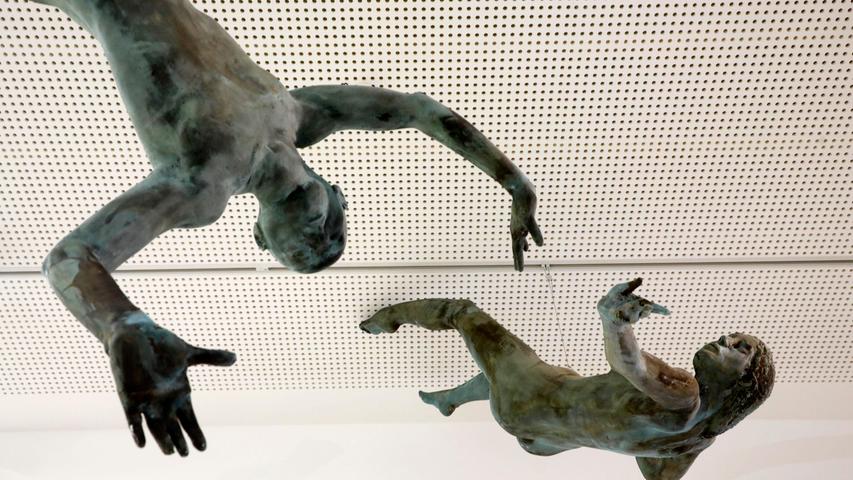 Clemens Heinls stürzendes Liebespaar "Paolo“ und „Francesca“ hier noch einmal in der Nahansicht, in der die Anmut und Körperspannung der aus bronziertem Kunststoff geschaffenen Figuren sichtbar wird.