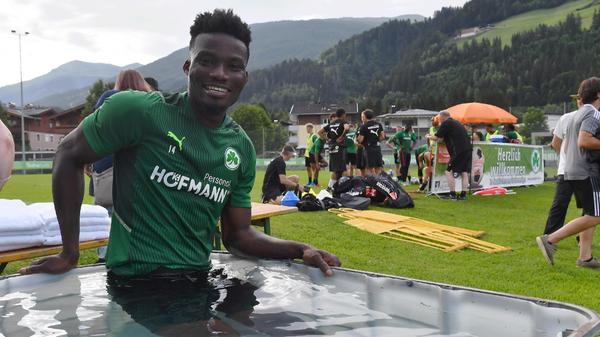 Am zweiten Tag des Trainingslagers war die Laune gut bei den Fußballern des Kleeblatts. Nach zwei anstrengenden Einheiten kühlte sich Hans Nunoo Sarpei in der Wassertonne ab.