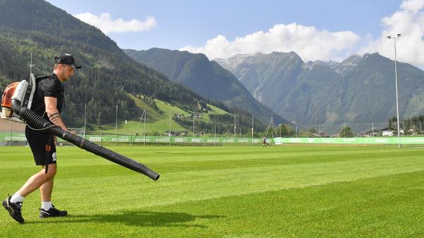 Besondere Situationen erfordern besondere Maßnahmen: Bevor die Fürther Fußballer den Trainingsplatz betraten, wurde erstmal das restliche Wasser vom Rasen geblasen.