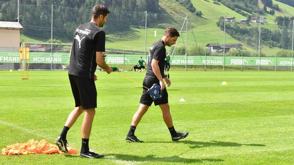 Stefan Leitl und sein Assistent Andre Mijatovic machten kurz darauf eine Platzbegehung, ...