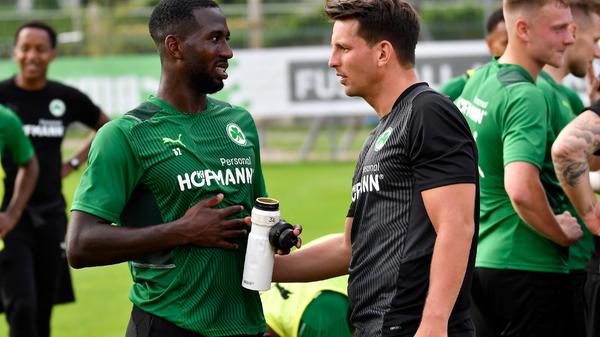 Alles gut? Abdourahmane Barry im Gespräch mit Mannschaftsarzt Dr. Stefan Söllner.