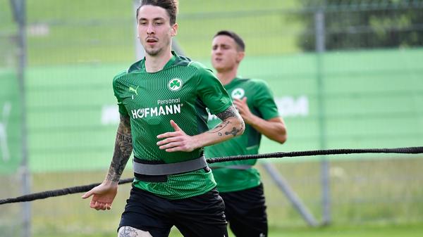 Auch Neuzugang Adrian Fein musste den Ball liegen lassen und rennen.
