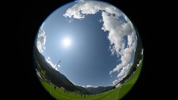 Für Fotograf Wolfgang Zink ist das Trainingslager ein Paradies. Mit seinen Kameras begleitet er jede Situation - hier mit einem sogenannten Fisheye.