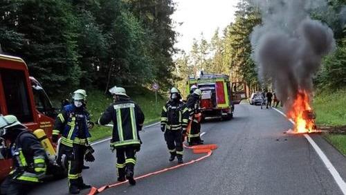Nichts mehr zu retten war von dem Motorroller auf der B 85. Nichts mehr zu retten war von dem Motorroller auf der B 85.