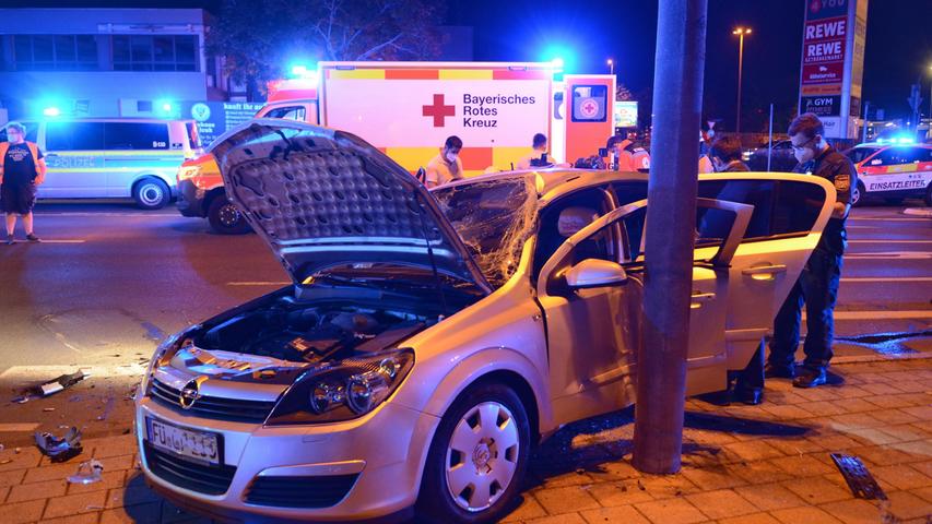 Schwerverletzter nach Unfall in Fürth: BMW und Opel schwer demoliert