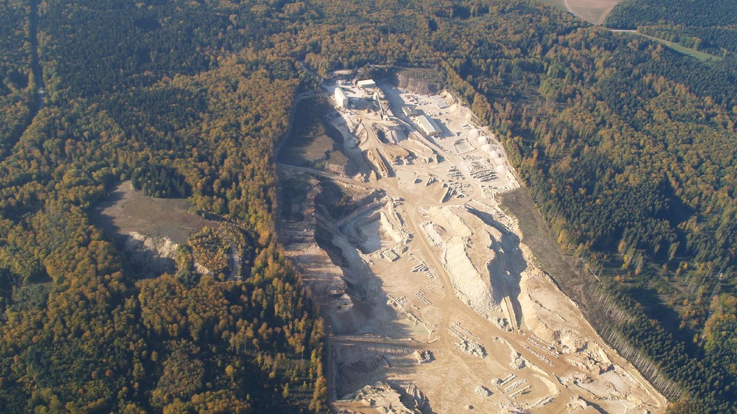 Der Bruch des Schotter- und Steinwerks östlich von Weißenburg wächst rasant. Unsere Aufnahme zeigt den Zustand von 2004. Damals maß die Abbaufläche gut 30 Hektar, die Abbaugenehmigung dazu erfolgte 1983. 2005 wurde eine Erweiterung auf circa 70 Hektar genehmigt. Nun soll die Erweiterung auf etwa 105 Haktar erfolgen. der Bund Naturschutz fordert, den Antrag abzulehnen.
Der Bruch des Schotter- und Steinwerks östlich von Weißenburg wächst rasant. Unsere Aufnahme zeigt den Zustand von 2004. Damals maß die Abbaufläche gut 30 Hektar, die Abbaugenehmigung dazu erfolgte 1983. 2005 wurde eine Erweiterung auf circa 70 Hektar genehmigt. Nun soll die Erweiterung auf etwa 105 Haktar erfolgen. der Bund Naturschutz fordert, den Antrag abzulehnen.