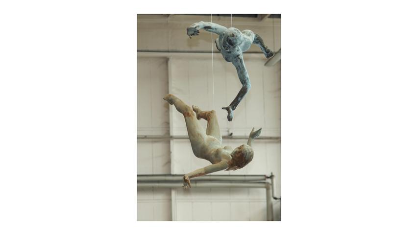 Von Clemens Heinl: "Paolo" und "Francesca", zwei hängende Skulpturen.