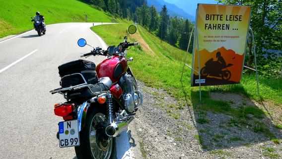 Überall stehen diese Schilder, die zu leiser Fahrweise auffordern. Für viele Bikes gelten sogar Sperrungen.  