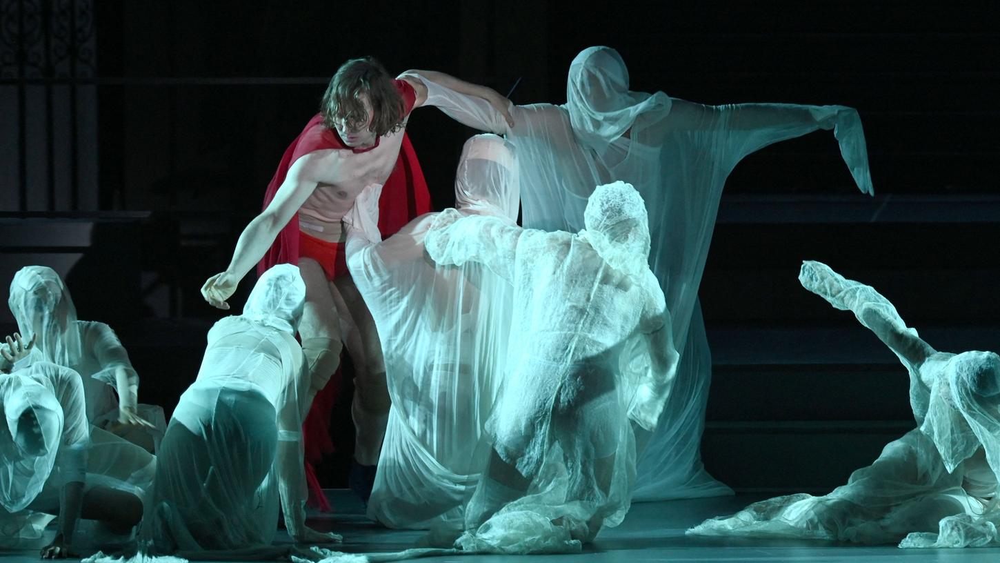 Mit vollem Körpereinsatz: Lars Eidinger (in rot) als "Jedermann" in dem gleichnamigen Dauerbrenner von Hugo von Hofmannsthal bei den Salzburger Festspielen.