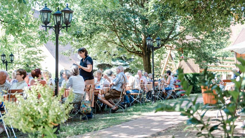 Den Alltag hinter sich lassen im naturbelassenen Garten unter schattigen Bäumen? - Das geht im Biergarten "Schloss Oedenberg".  "In unserem Hause wird seit jeher auf typisch fränkische Küche großen Wert gelegt, wir schauen aber auch mal gerne über den Tellerrand", versprechen die Betreiber. Viele Spezialitäten kommen direkt aus der hauseigenen Metzgerei. Der Gasthof ist von Mittwoch bis Sonntag täglich von 11.30 Uhr bis 20.30 Uhr geöffnet, Montag und Dienstag ist allerdings Ruhetag. 