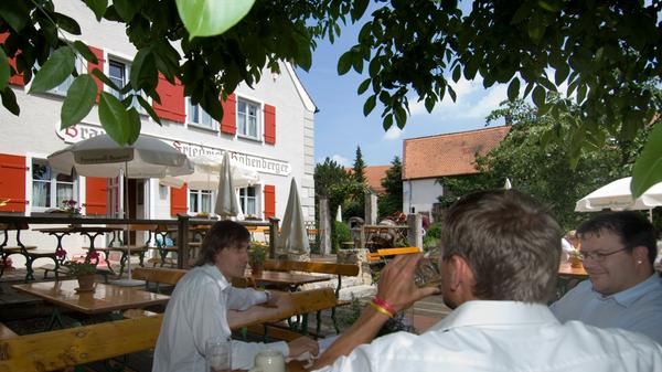 Naturbelassenes Bier genießt man in der "Forstquell-Brauerei" in Fürnheim im Oettinger Forst. Das Sudhaus ist in das gastronomische Innenleben integriert, sodass die Gäste den Brauvorgang unmittelbar miterleben können. Am besten schmeckt das Bier natürlich im Hof mit einer deftigen Brotzeit. Geöffnet ist die ganze Woche ab 11 Uhr.