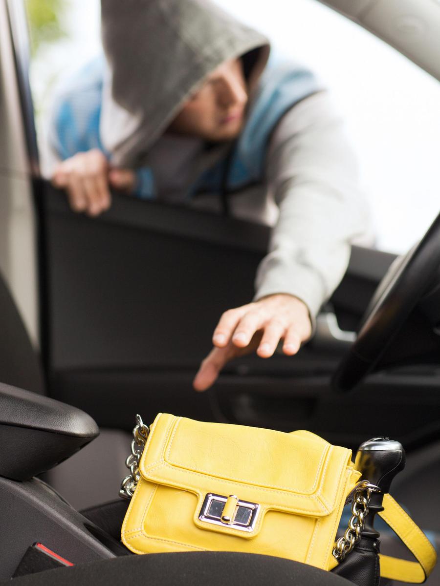 Wenn Sie bei einer Panne helfen, kann es sein, dass ein Komplize Ihre Wertsachen aus dem Auto nimmt.
Wenn Sie bei einer Panne helfen, kann es sein, dass ein Komplize Ihre Wertsachen aus dem Auto nimmt.