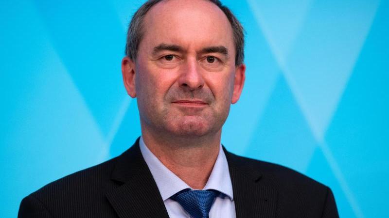 Freie-Wähler-ChefHubert Aiwanger verteidigt sich in der Affäre um den Masken-Deal.
Freie-Wähler-ChefHubert Aiwanger verteidigt sich in der Affäre um den Masken-Deal.