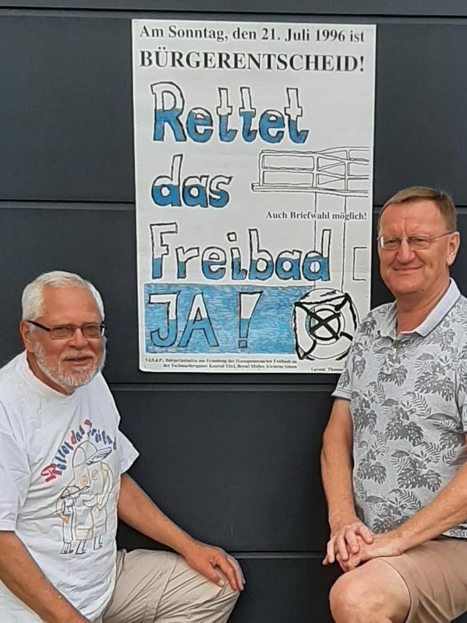 Konrad Eitel (SPD) und Klemens Simon (r.) zeigen die Plakate der Bürgerinitiative zur Erhaltung des Freibades.