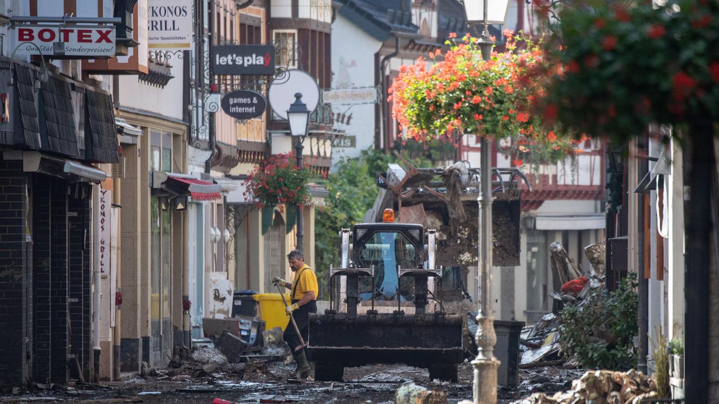 Helfer räumen nach der Überschwemmung in der Innenstadt von Ahrweiler auf.