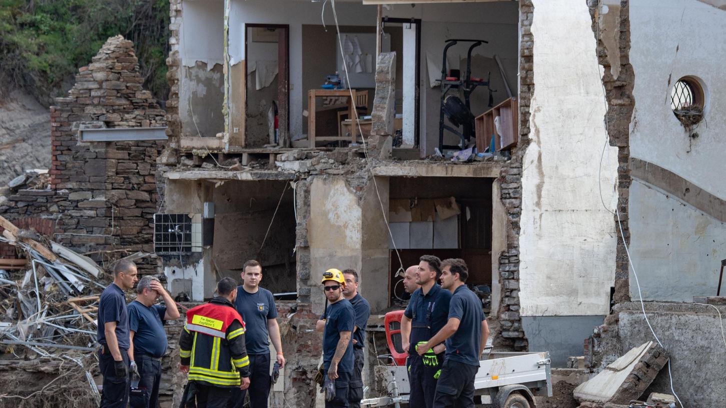 Nach der Überschwemmungskatastrophe schauen die Menschen im Ahrtal nun, was noch zu retten ist an Besitz. Zahlreiche Menschen helfen, dass die Straßen wieder befahrbar und Häuser wieder bewohnbar werden. Nach der Überschwemmungskatastrophe schauen die Menschen im Ahrtal nun, was noch zu retten ist an Besitz. Zahlreiche Menschen helfen, dass die Straßen wieder befahrbar und Häuser wieder bewohnbar werden.