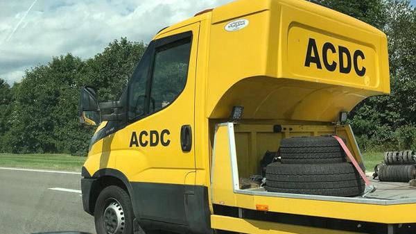 Plötzlich fährt in Osteuropa der ADAC vorbei, äh, oder ist´s ein Sattelschlepper der Band ACDC? Auf alle Fälle ist hier was faul.
Plötzlich fährt in Osteuropa der ADAC vorbei, äh, oder ist´s ein Sattelschlepper der Band ACDC? Auf alle Fälle ist hier was faul.