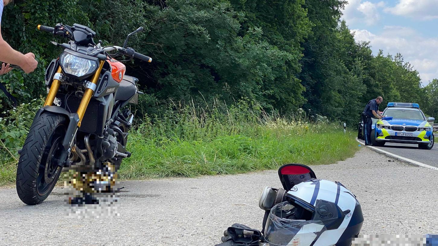 Schwerer Unfall in Oberfranken: Motorrad kollidiert mit Traktor.
Schwerer Unfall in Oberfranken: Motorrad kollidiert mit Traktor.