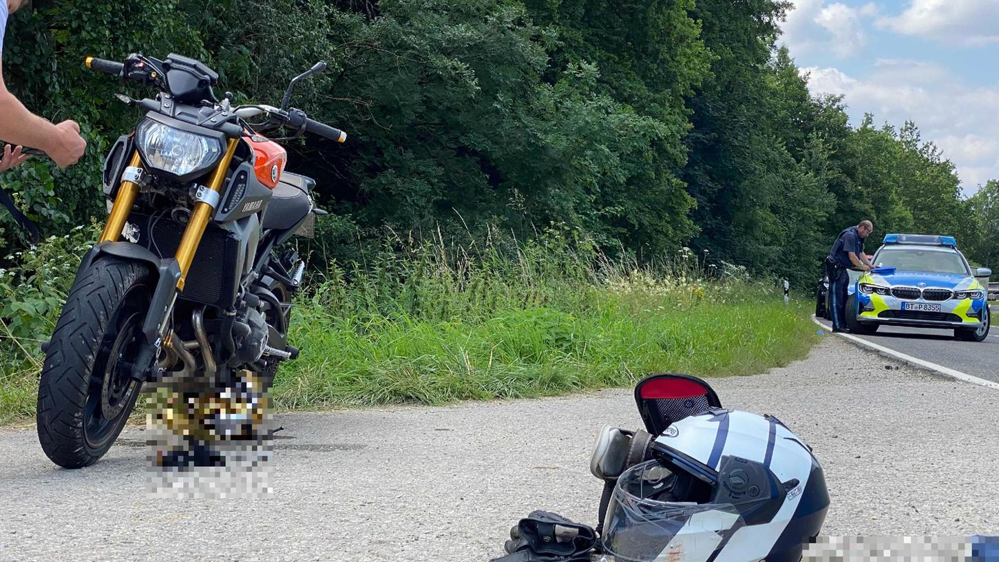 Schwerer Unfall in Oberfranken: Motorrad kollidiert mit Traktor.