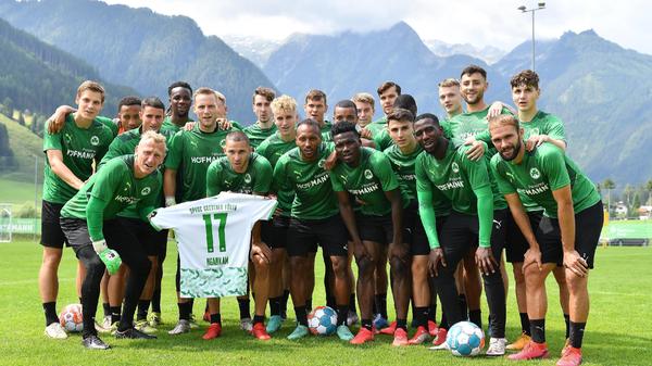 Am dritten Tag des Kleeblatt-Trainingslagers wurde gesungen. Das Geburtstagsständchen klang ziemlich schief, aber am Ende zählt ja ohnehin die Geste: Nach der Vormittagseinheit packten die Spieler ein Trikot mit der 17 aus - und gratulierten ihrem verletzten Teamkollegen Jessic Ngankam.
