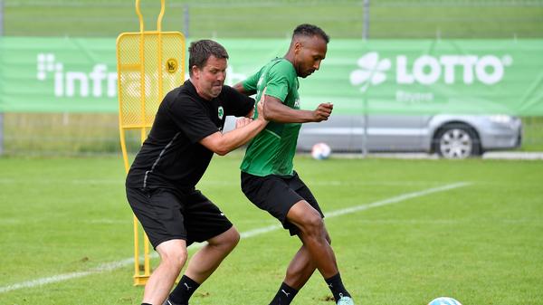 Zuvor ging es auf dem Platz zur Sache. Dabei hatten die Akteure auf dem Platz einen harten Gegenspieler: Torwarttrainer Christian Fiedler sollte einen störenden Innenverteidiger simulieren, hier bekam im Zweikampf Julian Green einen Eindruck davon.