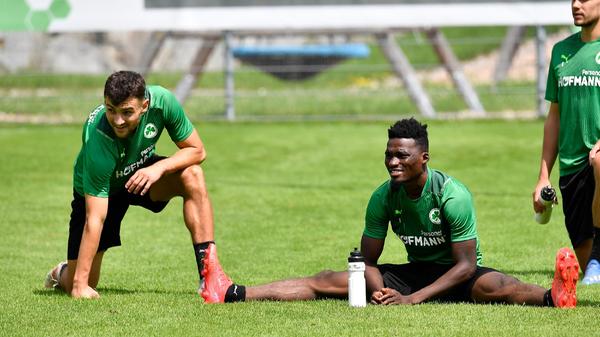 Die Defensivspieler übten derweil am andere Ende des Platzes das Verschieben und Rausrücken als Kette. Anschließend schaute sich Hans Nunoo Sarpei (rechts) und Maximilian Bauer das offensive Treiben an.