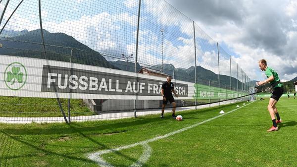 Havard Nielsen dagegen konnte auch am Dienstag nicht mitwirken. Er hat am Samstag beim Testspiel in Ingolstadt einen Schlag aufs Schienbein bekommen und trainiert seitdem nur individuell mit Athletiktrainer Michael Schleinkofer.