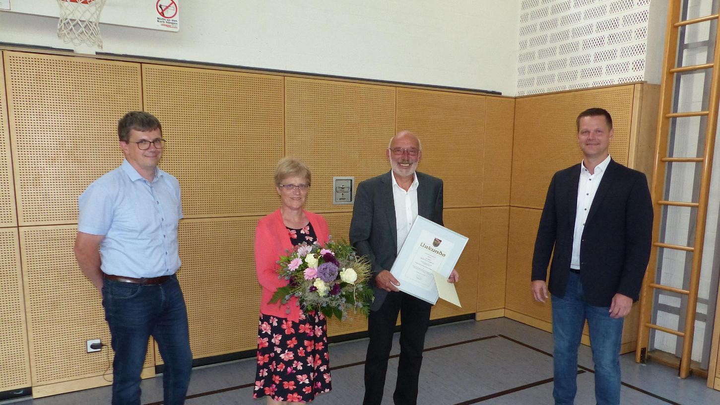 Archivpfleger Manfred Gabriel ist von Bürgermeister Thomas Meier (re) und Stellvertreter Stefan Meyer (li) verabschiedet worden. Ehefrau Roswitha Gabriel durfte sich über einen Blumenstrauß freuen Foto: Anne Schöll