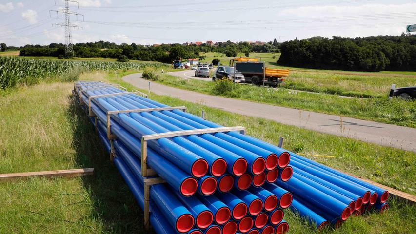 Zwischen Forchheim und Pinzberg liegen bereits die blauen Wasserleitungen zum Einbau bereit. 