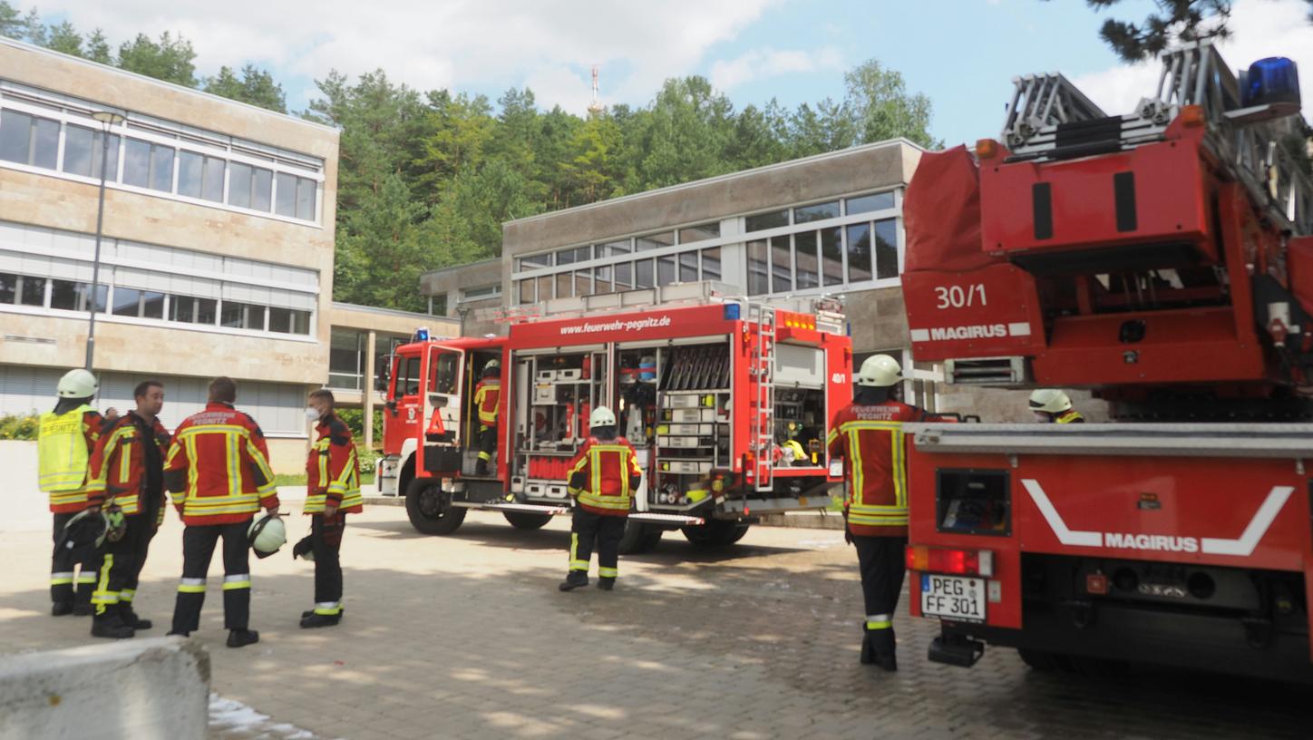 Die Feuerwehr war vorsorglich mit einem großen Aufgebot angerückt.
Die Feuerwehr war vorsorglich mit einem großen Aufgebot angerückt.