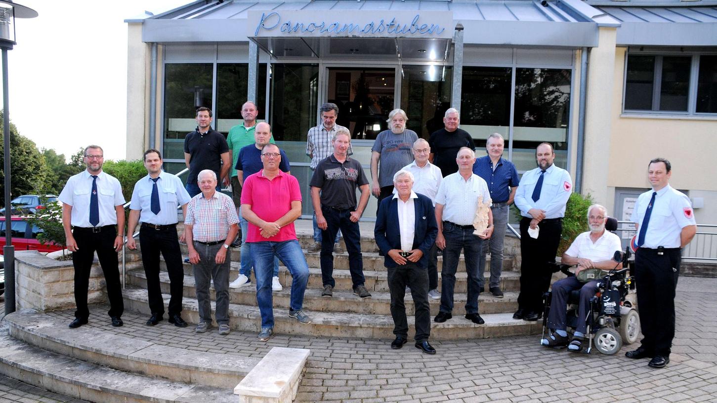 19 treue Floriansjünger gehören der Labersrichter Wehr seit 25, 30, 40, 50 und 60 Jahren an.
19 treue Floriansjünger gehören der Labersrichter Wehr seit 25, 30, 40, 50 und 60 Jahren an.