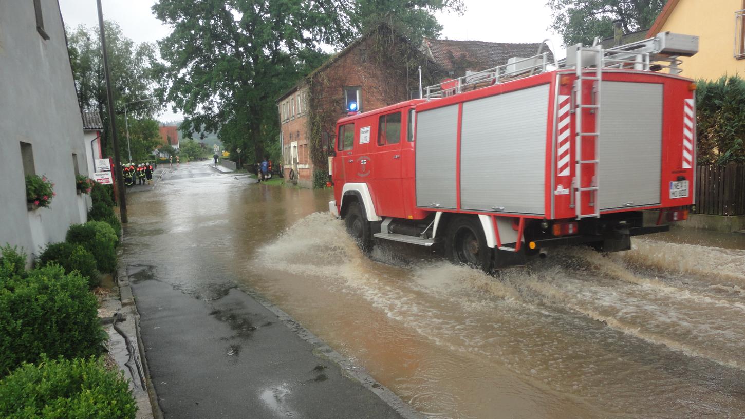 Ob in Bad Windsheim, Kaubenheim oder wie hier im Bild in Unteraltenbernheim – die Feuerwehr war am 9. Juli überall im Einsatz.<QM>Foto: Rudolf Göller
Ob in Bad Windsheim, Kaubenheim oder wie hier im Bild in Unteraltenbernheim – die Feuerwehr war am 9. Juli überall im Einsatz.<QM>Foto: Rudolf Göller