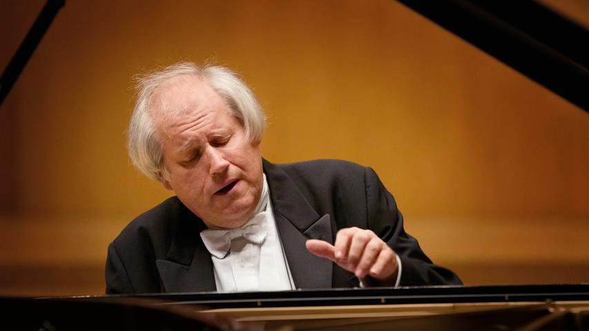 In der Meistersingerhalle wird es ziemlich dunkel sein, wenn er dort auftritt: Grigory Sokolov.
In der Meistersingerhalle wird es ziemlich dunkel sein, wenn er dort auftritt: Grigory Sokolov.