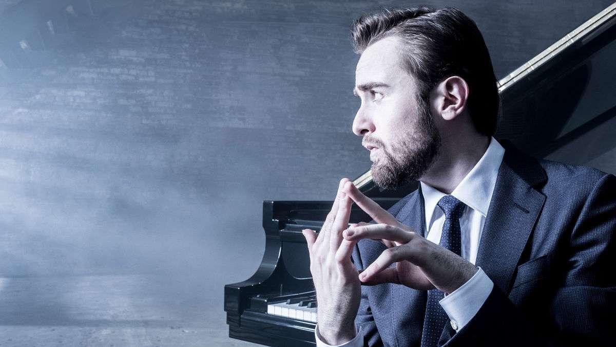 Mag sein, dass es Pianisten gibt, die noch mehr Noten in weniger Zeit spielen können – Daniil Trifonov ist unübertroffen in seiner Charakterisierungskunst, die den allein musikalischen Eindruck weit übersteigt.
Mag sein, dass es Pianisten gibt, die noch mehr Noten in weniger Zeit spielen können – Daniil Trifonov ist unübertroffen in seiner Charakterisierungskunst, die den allein musikalischen Eindruck weit übersteigt.