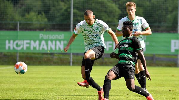 Um 15.30 Uhr hatte das Trainerteam ein internes Testspiel angesetzt, kurz vor Anpfiff erschienen sogar drei österreichische Drittliga-Schiedsrichter in ihren roten Hemden. Auf dem Platz ging es danach über viermal 30 Minuten zur Sache. Die Mannschaft in den Heimtrikots führte Branimir Hrgota als Kapitän an, ...