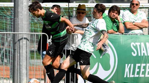 ... bei der in den dunklen Auswärtstrikots trug Paul Seguin die Binde am Arm. Im ersten Viertel ging Team Hrgota durch Tore von Maximilian Bauer und Mert Torlak mit 2:0 in Führung,...