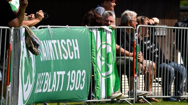 Auch einige Kleeblattfans waren beim 3:2 dabei, sie sahen ein flottes Spiel mit vielen Angriffen.