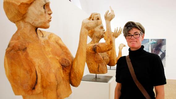 Sie macht in Holz: Darum ist Nadine Rosani die Künstlerin der Metropolregion Nürnberg im Januar
