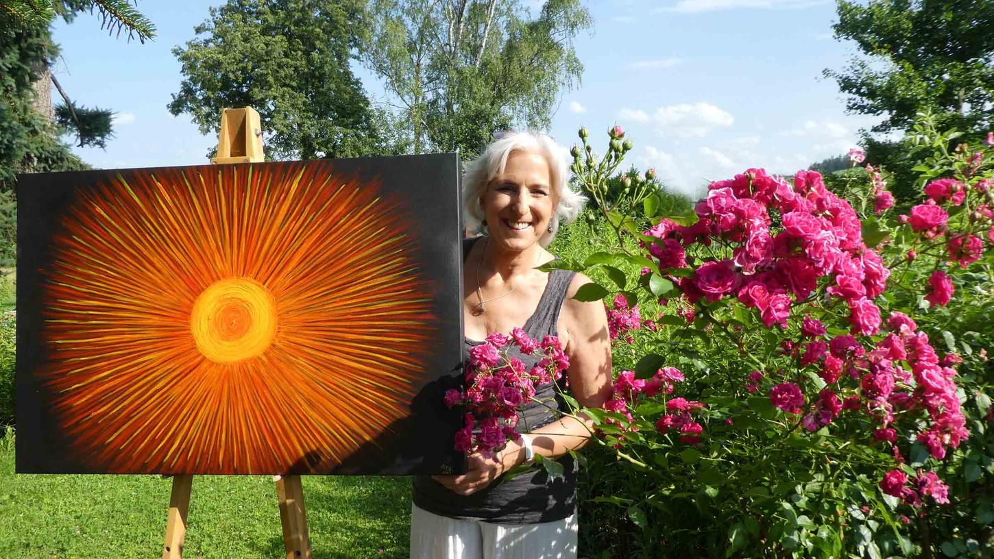 Über eine gelungene Verbindung von Kunst und Natur konnte sich Susanne Titze-Strack bei ihrer ersten Sommervernissage freuen. Foto: o.n.