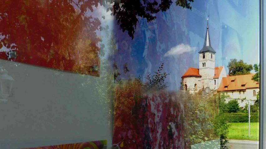 Kunst über Jahrhunderte verbindet das Spiegelbild des imposanten Münsters in einer einladenden Bildtafel am Münchsteinacher „Strack-Haus“. Foto:o.n. Kunst über Jahrhunderte verbindet das Spiegelbild des imposanten Münsters in einer einladenden Bildtafel am Münchsteinacher „Strack-Haus“. Foto:o.n.