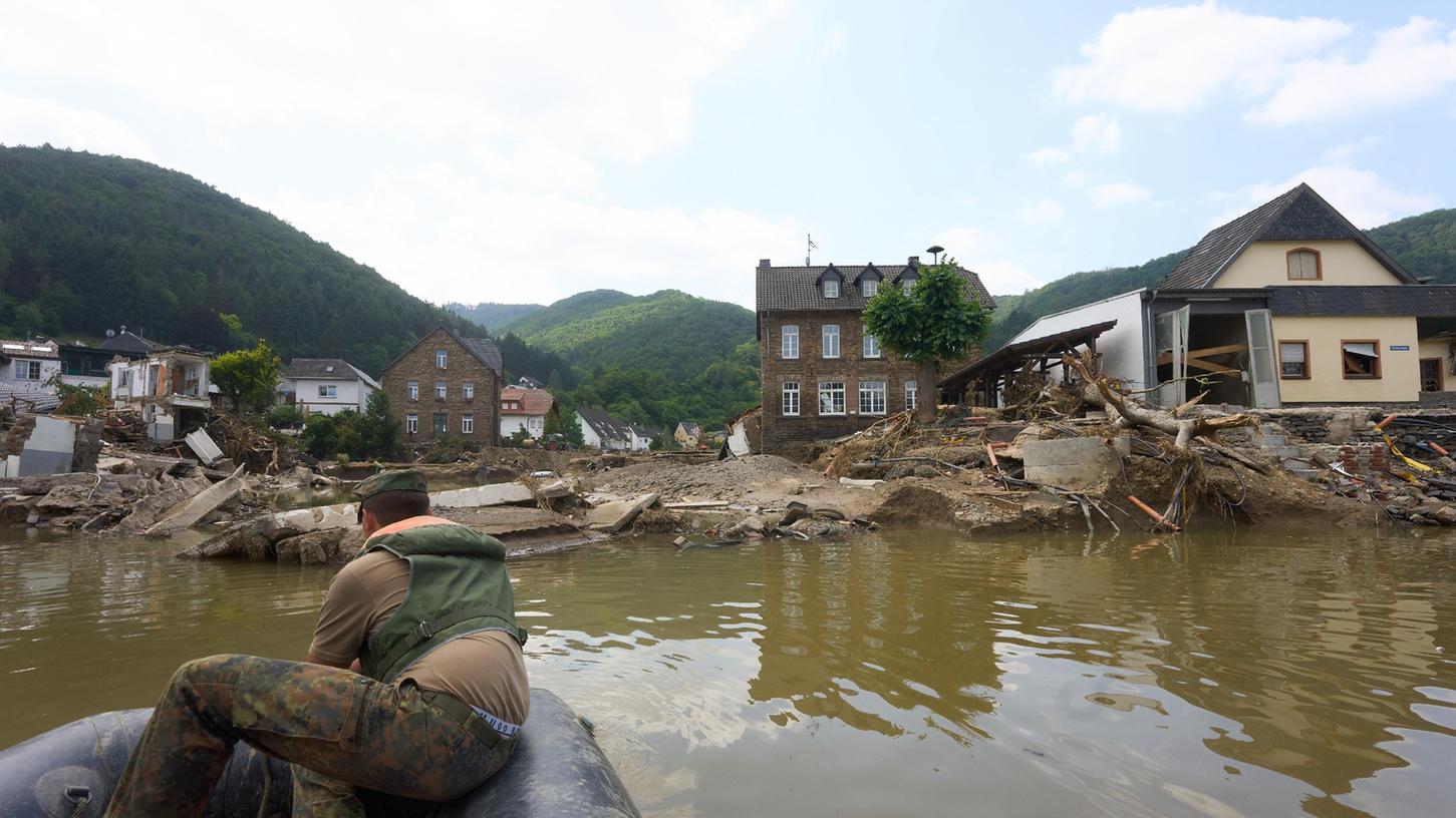 Die Ahrtalbrücke ist durch das Hochwasser total zerstört. Zur Zeit kann man den Fluss nur mit dem Schlauchboot der Bundeswehr überqueren.